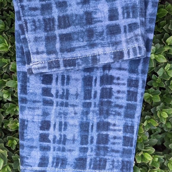 Cabi blue/gray grid print skinny denim stretch jeans. Size 8 - Picture 9 of 14